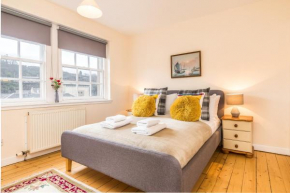 Sunny & spacious Royal Mile apt dating from 1677